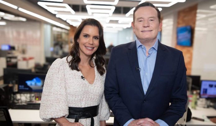 Roberto Cabrini e Camila Busnello - Edu Moraes/Divulgação RECORD