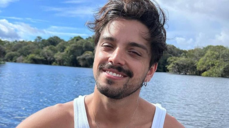 Bissexual assumido, Rodrigo Simas desabafa sobre sua sexualidade: “me fez questionar”
