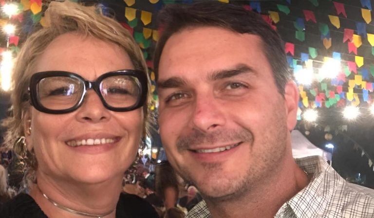 Flávio Bolsonaro abre o jogo sobre candidatura da mãe ao Senado