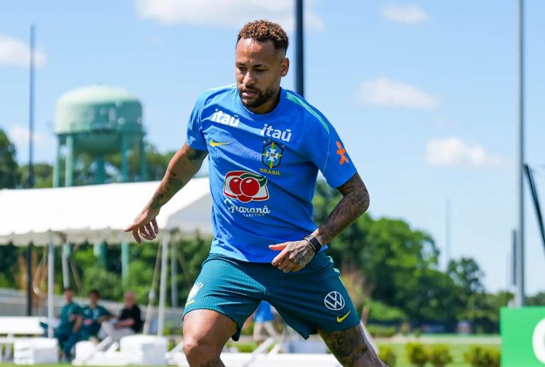 O REI VOLTOU! Neymar celebra retorno aos campos após longo período afastado