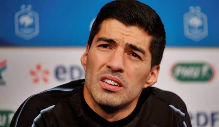 Suárez quebra silêncio, surge devastado e lamenta situação do Uruguai na Copa do Mundo