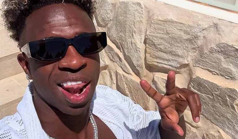 Solteiro, Vini Jr reuniu mulheres em after após vitória da Seleção