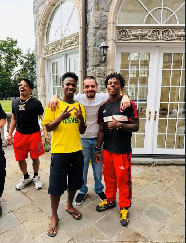 Vini Jr. com João Silva no castelo Foto: Reprodução/Instagram Vini Jr. com João Silva no castelo Foto: Reprodução/Instagram
