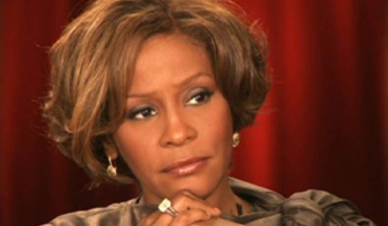 Família de Whitney Houston desmente apresentadora após polêmica sobre drogas
