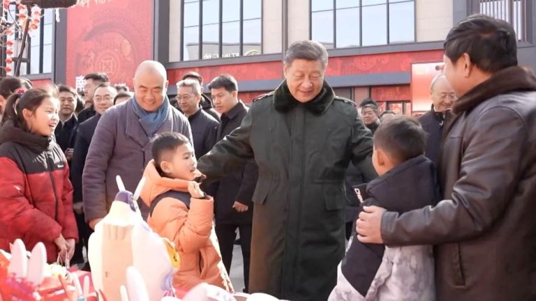 Xi Jinping se emociona ao lembrar do pai: “O país é seu povo”