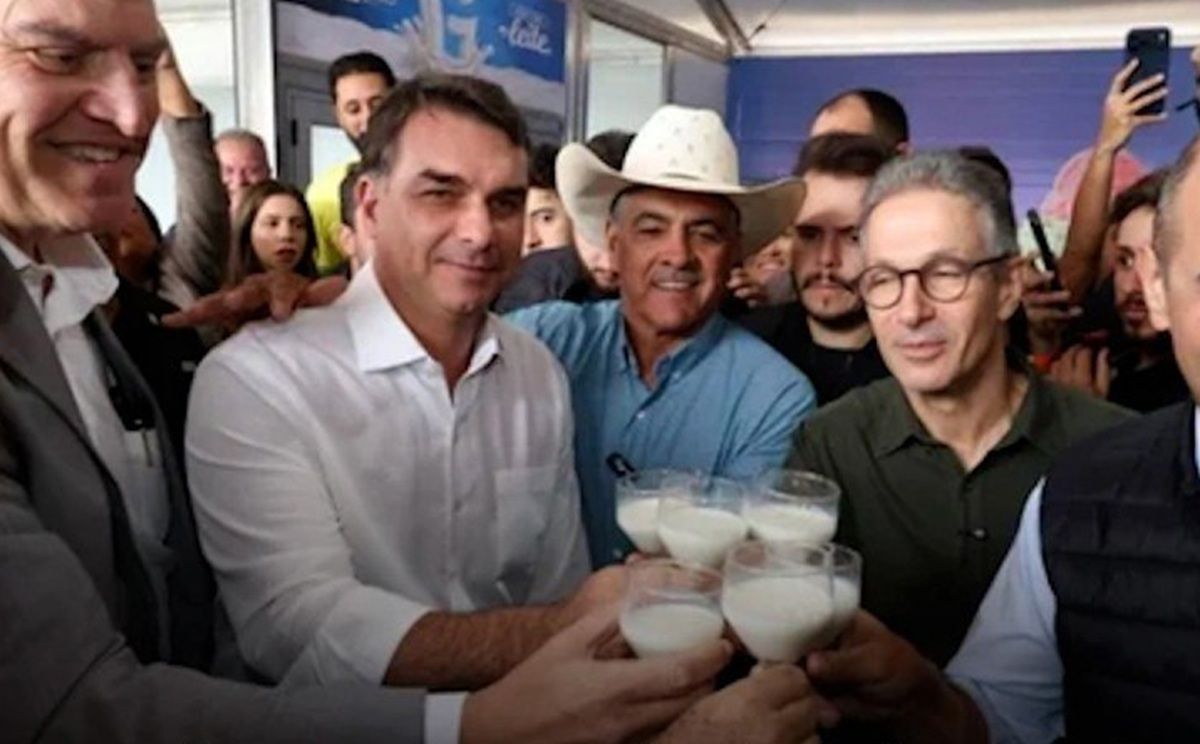Flávio Bolsonaro e Zema bebendo leite Flávio Bolsonaro e Zema bebendo leite (Foto: Gil Leonardi/Imprensa MG)