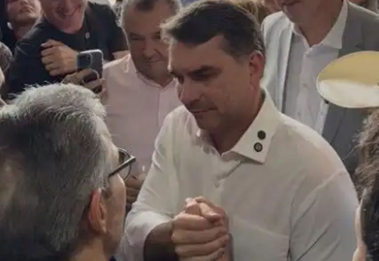 Flávio Bolsonaro aconselha Zema após leite: “Fala com o coração”
