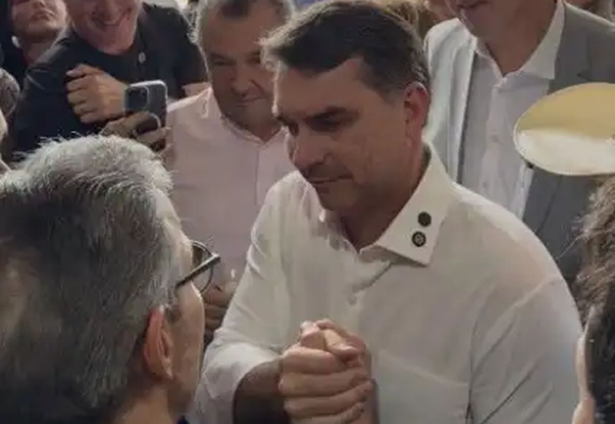 Zema e Flávio Bolsonaro Zema e Flávio Bolsonaro (Captura de Tela/ Radio Itatiaia)