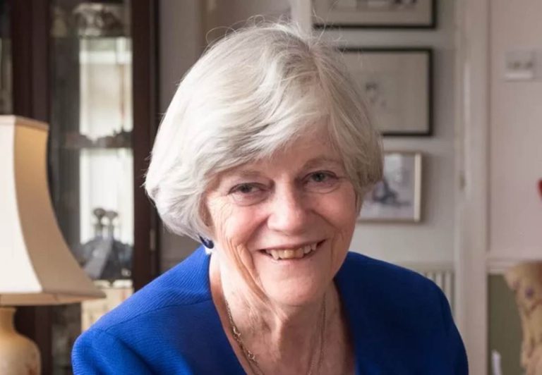 Ex-ministra britânica é encontrada morta em casa