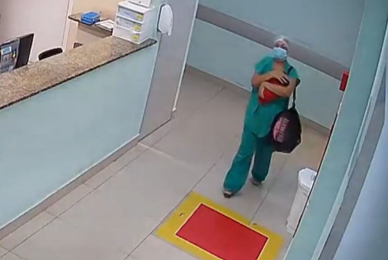 Tia de recém-nascida impede técnica de enfermagem de deixar hospital após “intuição”