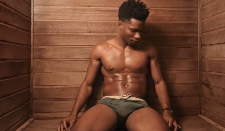 Breno Ferreira reage à repercussão de cenas pelado em ‘Jogada de risco’: “É aí que está a graça”