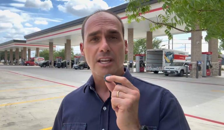 Eduardo Bolsonaro se revolta com prisão de Felipe Martins e afirma: “vai sair gigante”