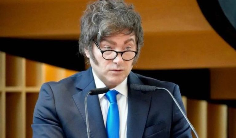 Javier Milei assina decreto que proíbe a entrada e expulsa estrangeiros que atacam a Argentina