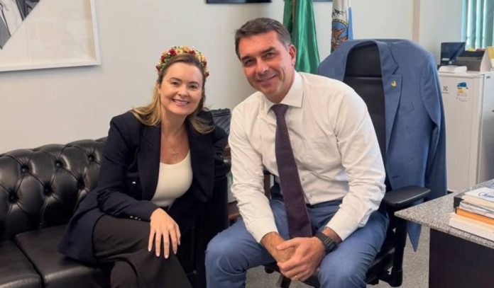 Júlia Zanatta e Flávio Bolsonaro