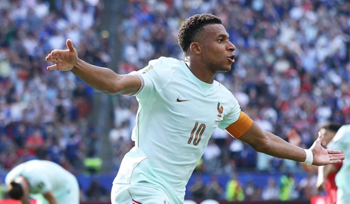 Mbappé pela França Mbappé pela França - Foto: FIFA