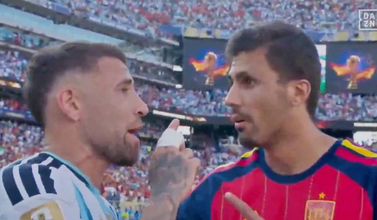 Otamendi cala a boca de Rodri na final da Copa do Mundo