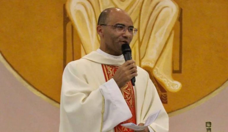 Padre excomungado pelo Vaticano diz que foi advertido por recriminar macumba