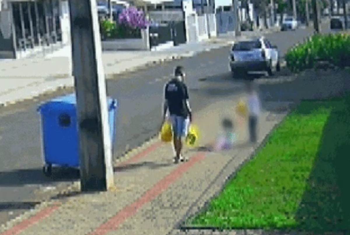 Pai chuta a filha - Reprodução redes sociais