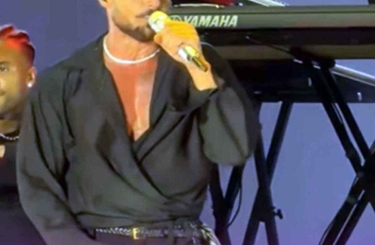 ‘Ele não fez isso!’: Gesto de cantor chama atenção durante show