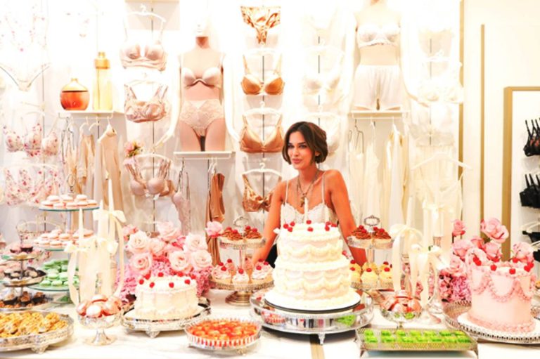 Theresa Fonseca faz chá de lingerie entre madrinhas antes do casamento