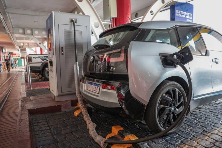 Por que carros elétricos se tornaram alvo do crime no Brasil
