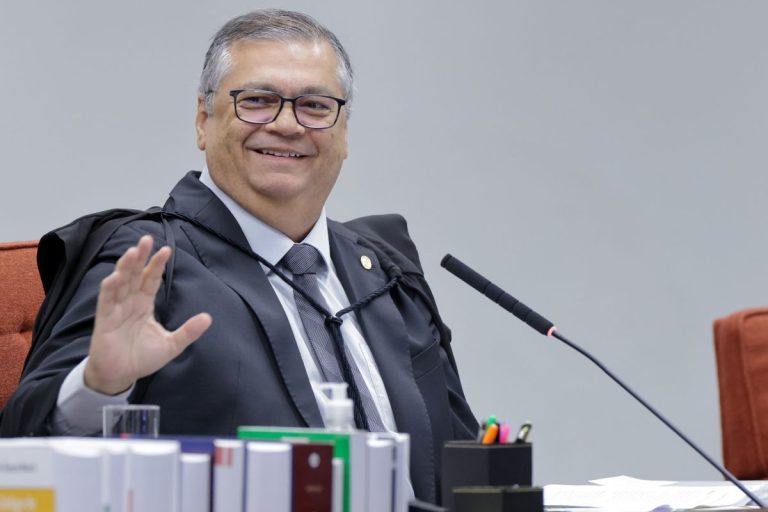 Dino perde a paciência e dá acesso completo e irrestrito às provas contra Dark Horse