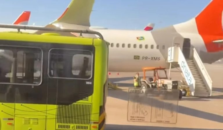 Ônibus atinge asa de avião durante embarque no Aeroporto de SP