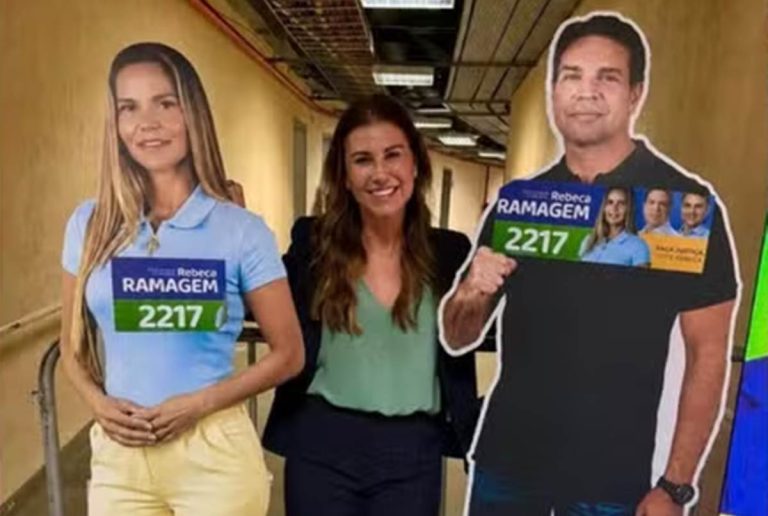 Bonecos de papelão de Alexandre e Rebeca Ramagem são exibidos em ato de Flávio Bolsonaro no Rio