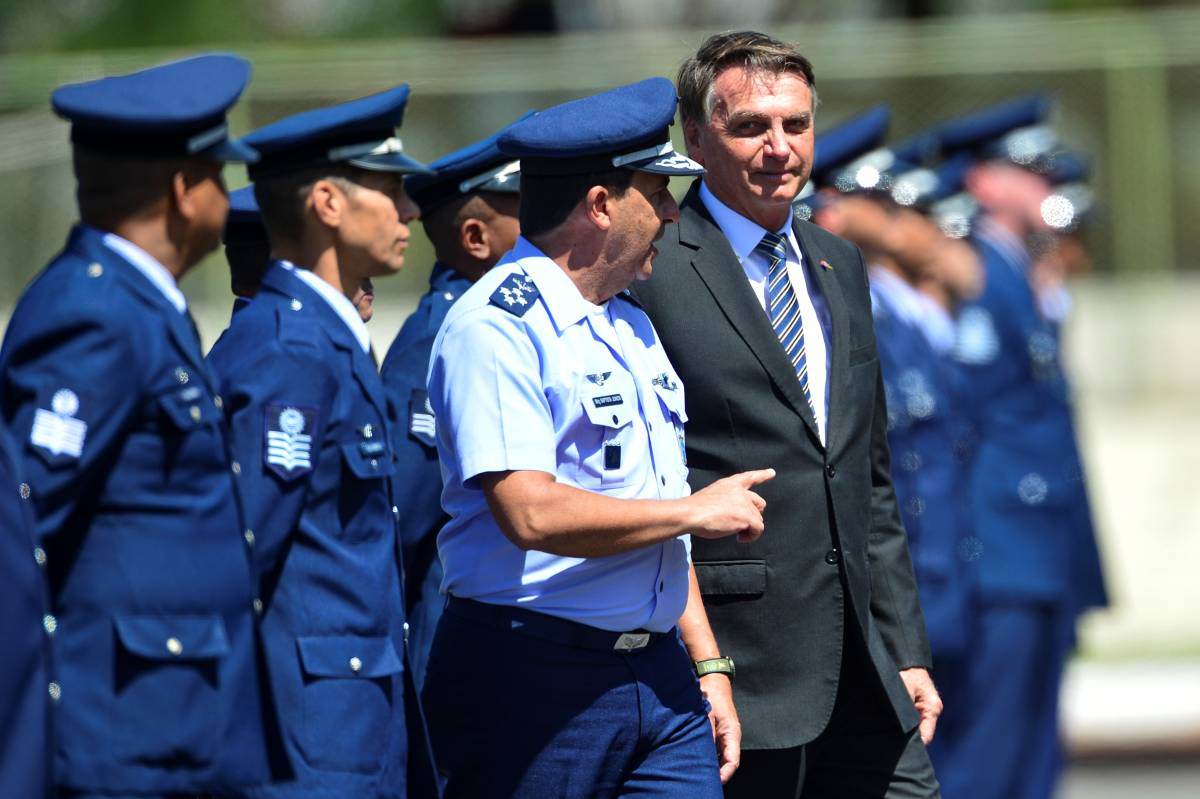 Ex-comandante da Força Aérea Brasileira, Carlos de Almeida Baptista Júnior, e o ex-presidente Jair Bolsonaro na Base Aérea de Brasília. (Marcelo Camargo/Agência Brasil)