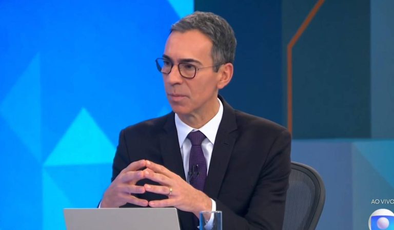 Coadjuvante em Sabatinas, César Tralli corre risco de perder comando dos Debates na Globo