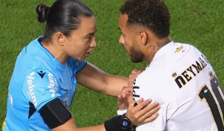 Leitura labial revela xingamentos de Neymar contra árbitra
