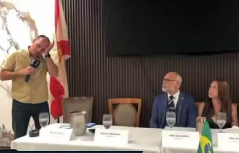 Eduardo Bolsonaro chora em discurso de inauguração de canal de TV com fugitivos nos EUA