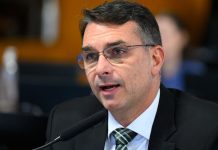 Após ser desmentido pela UFRJ, Flávio Bolsonaro exibe diplomas