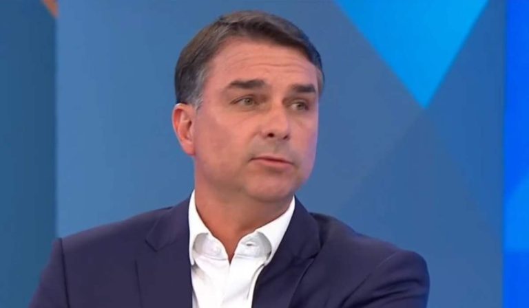 Flávio Bolsonaro se revolta após ‘censura’ e cancelamento de Debate na Globo