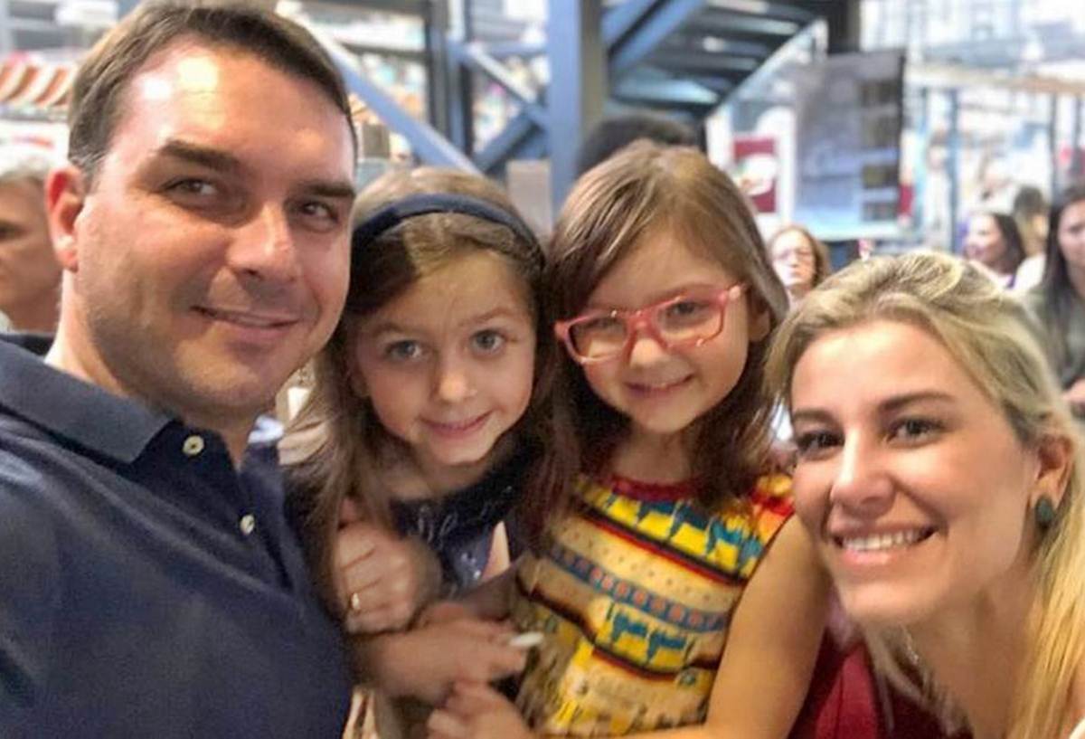 Flávio Bolsonaro, a mulher e as filhas - Instagram