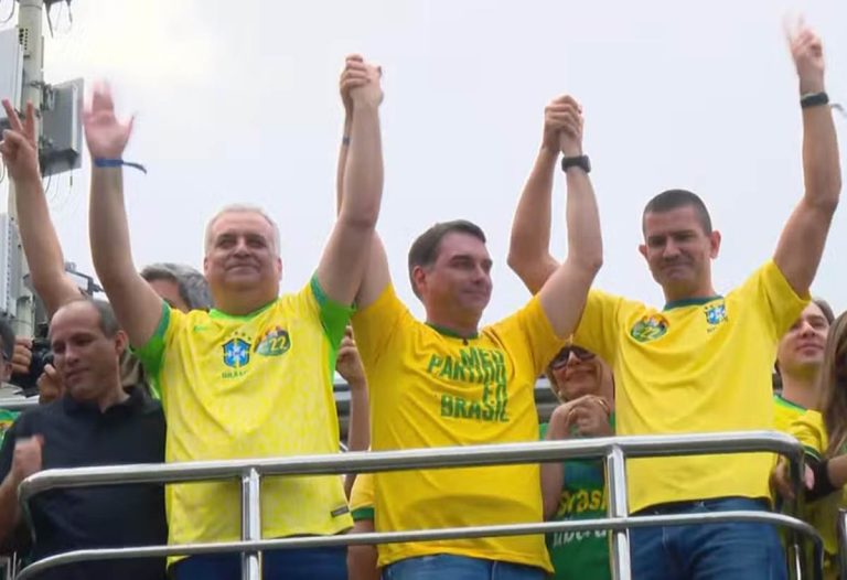 Com colete à prova de bala, Flávio Bolsonaro inicia campanha no Rio