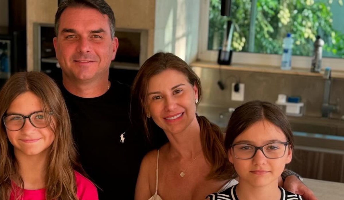 Flávio Bolsonaro, esposa e filhas Flávio Bolsonaro, esposa e filhas