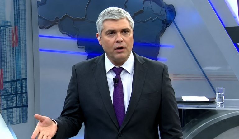 Joel Datena é pego de surpresa no Brasil Urgente e fica desolado ao vivo