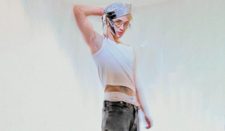 Juliano Floss rebate críticas após usar cueca de renda: “Achei irado”