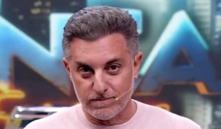 Luciano Huck paralisa o ‘Domingão’ e traz triste notícia ao Brasil: “Ele foi diagnosticado com uma doença muito rara”