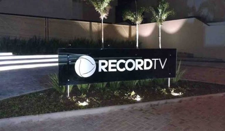 Cenário do Jornal da Record pega fogo ao vivo e apresentador toma atitude inesperada