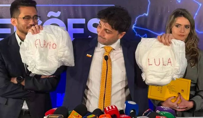 Renan Santos chama Lula e Flávio Bolsonaro de ‘canalhas’ após faltarem debate na Band