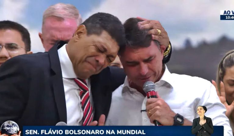 Flávio Bolsonaro chora no ombro de Valdemiro Santiago em culto do Dia dos Pais