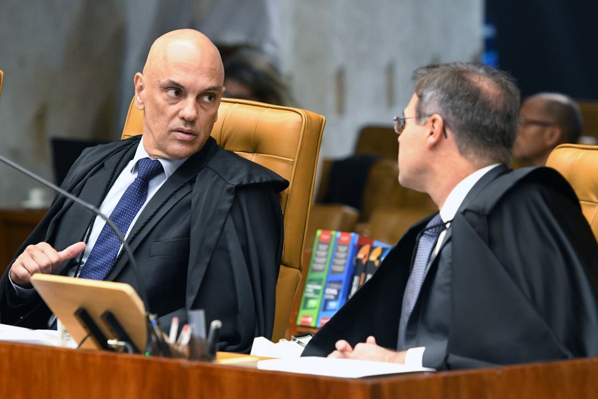 Ministros Alexandre de Moraes e André Mendonça durante a sessão plenária.Foto: Carlos Moura/SCO/STF. 