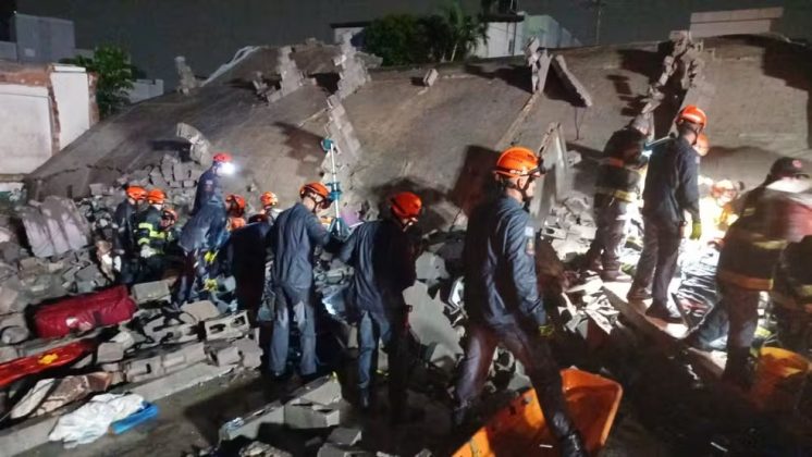 Bombeiros trabalham na busca sob os escombros
