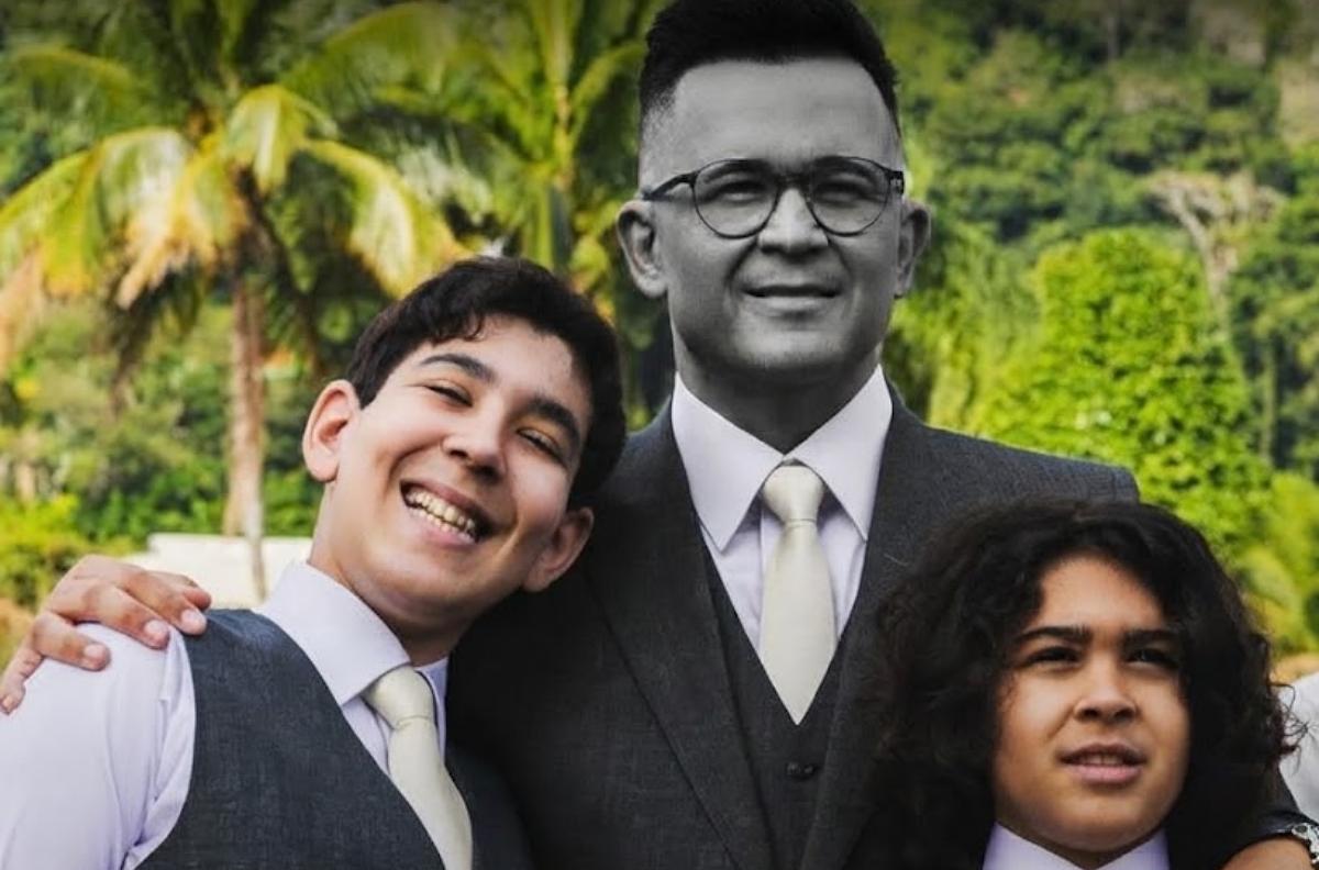 Bruno Avelar e os dois filhos Bruno Avelar e os dois filhos