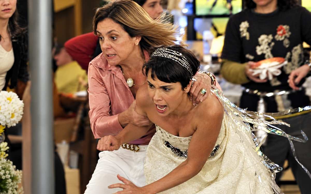 Carminha e Nina no casamento de Jorginho em Avenida Brasil (Reprodução/ Globo)
