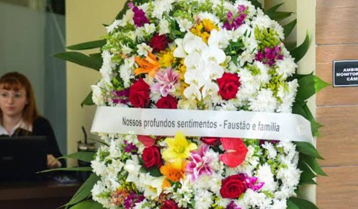 Coroa enviada por Faust&atilde;o e fam&iacute;lia (Foto: Edu Araujo/AgNews)