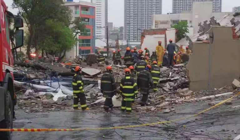 Prédio desaba sobre casa e deixa duas pessoas mortas em SP
