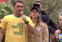 Flávio chama polícia após ser atingido por ovos durante carreata